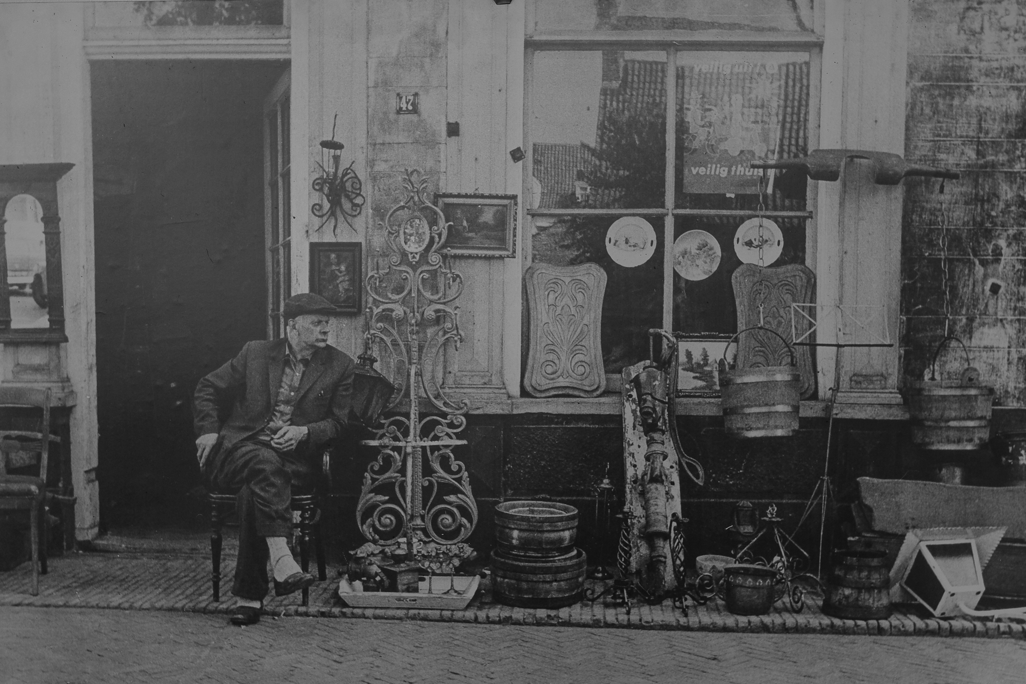 De oprichter van Van Ramselaar Antiek voor zijn winkel aan de Havik in Amersfoort
