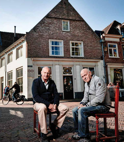 De gebroeders Van Ramselaar voor hun winkel aan de Havik in Amersfoort