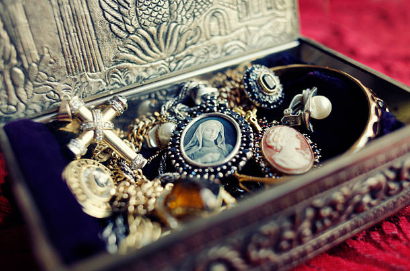 Antieke sieraden — ringen, kettingen en broches