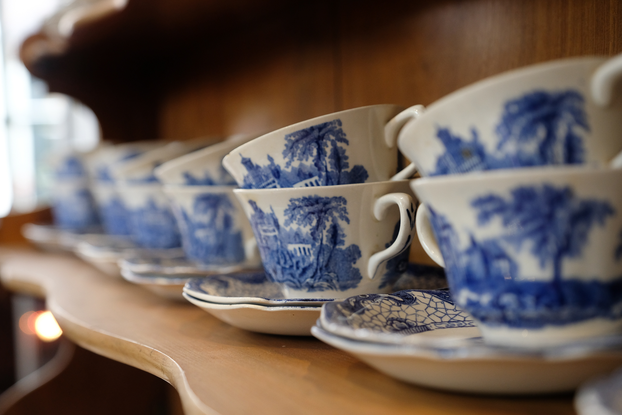 Het interieur van de winkel van Van Ramselaar Antiek